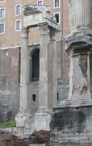 Medidas del cornisamento y capiteles del templo de Júpiter Tonante en Roma [templo de Vespasiano y Tito]