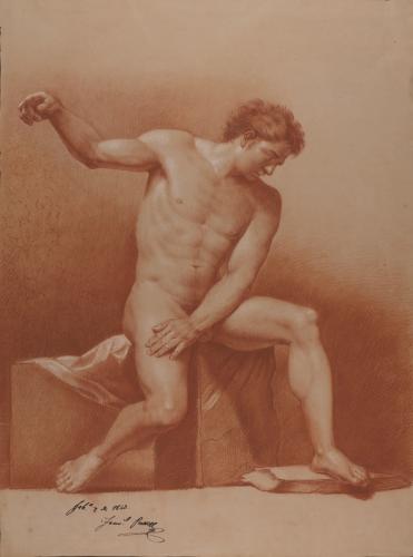 Estudio de modelo masculino desnudo sentado de frente con el brazo derecho alzado