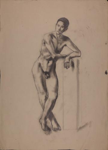 Estudio de moldeo masculino desnudo con las piernas cruzadas y apoyado en un pedestal