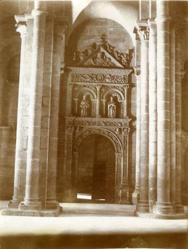 Puerta de acceso al claustro de la catedral de Santiago. En el lado occidental del brazo sur del crucero