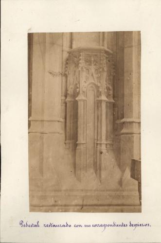 Sevilla. Catedral. Pedestal restaurado